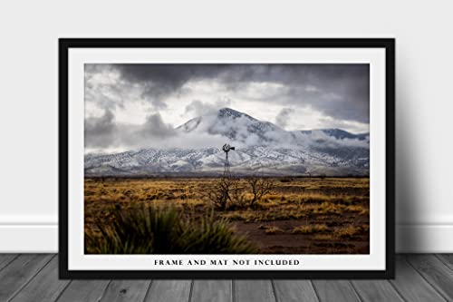 Западна снимка на Печат (без рамка) Снимка на Старата вятърна мелница и Заснежени планини в зимен ден в окръг Линкълн, щата Ню Мексико,