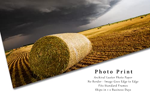 Снимка в стил Кънтри, Принт (без рамка), Изображението на гръмотевична буря, Задаващата се в Златист Кръг на бала сено в полето
